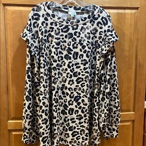 LulaRoe Brielle Leopard top, Size XL
Leopard print